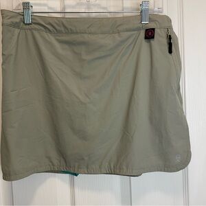 Women’s pull on Khaki skort with green shorts underneath.  Large